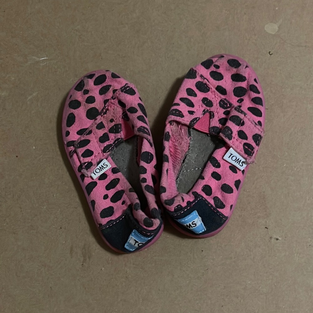 Pink cheetah toms